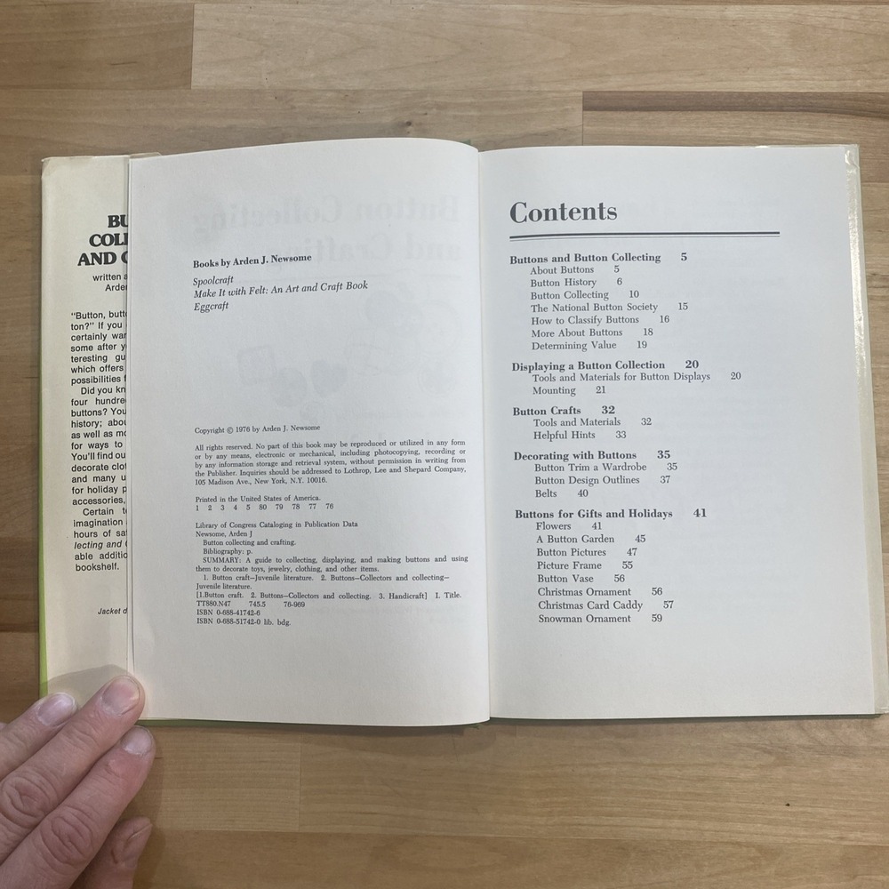 Button Collecting and Crafting Written, Illustrated by Arden J Newsome - HC 1976 - Picture 9 of 16